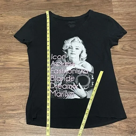 Marilyn Monroe V-neck Tshirt Black Icon Actress Fashionista Blonde Dreamer Large - Picture 3 of 6